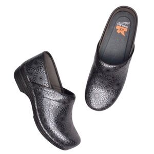 Dansko Pro XP Womens Black Leather Clogs Slip-Resistant Shoes Size 38 EU 7.5-8US